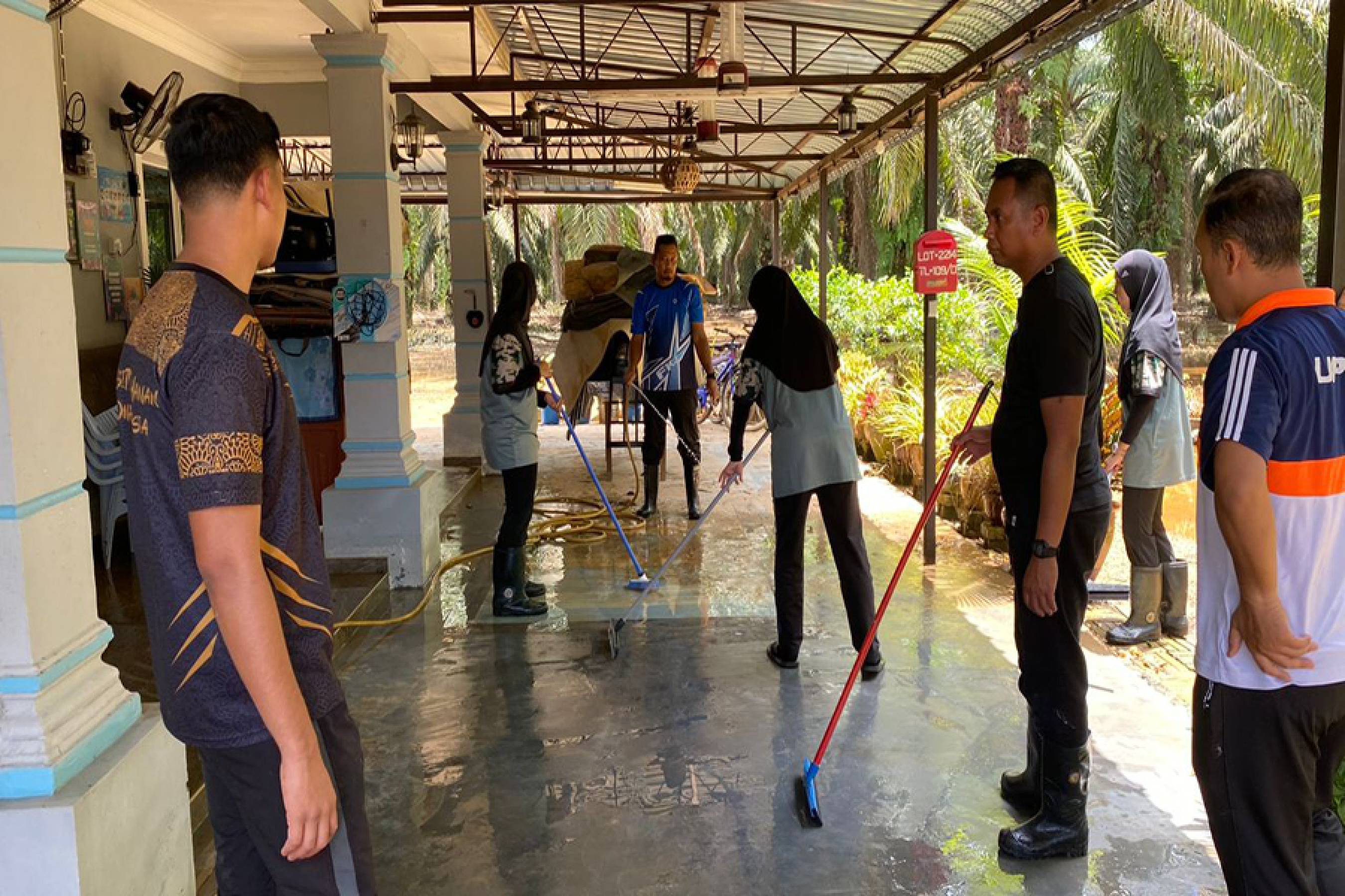 Sukarelawan UPNM Berbakti di Johor