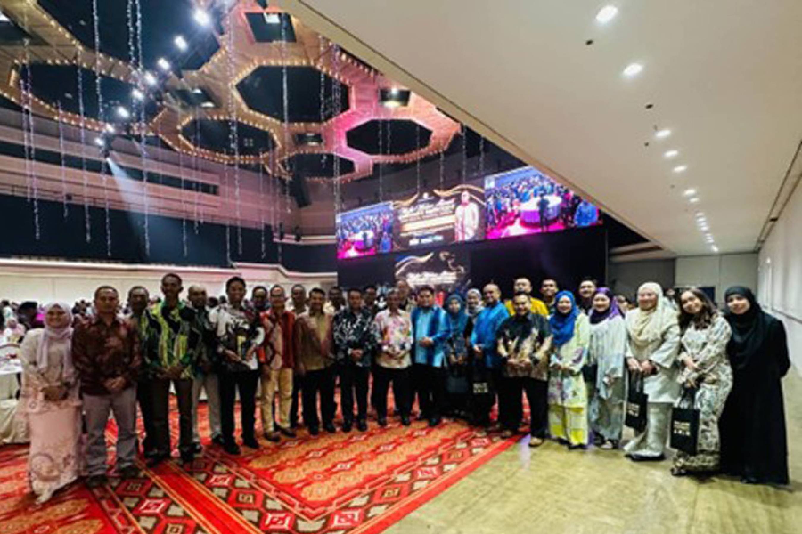 Majlis Alumni Universiti Awam Malaysia: UPNM menyandang Anugerah Alumni Muda Harapan 2024