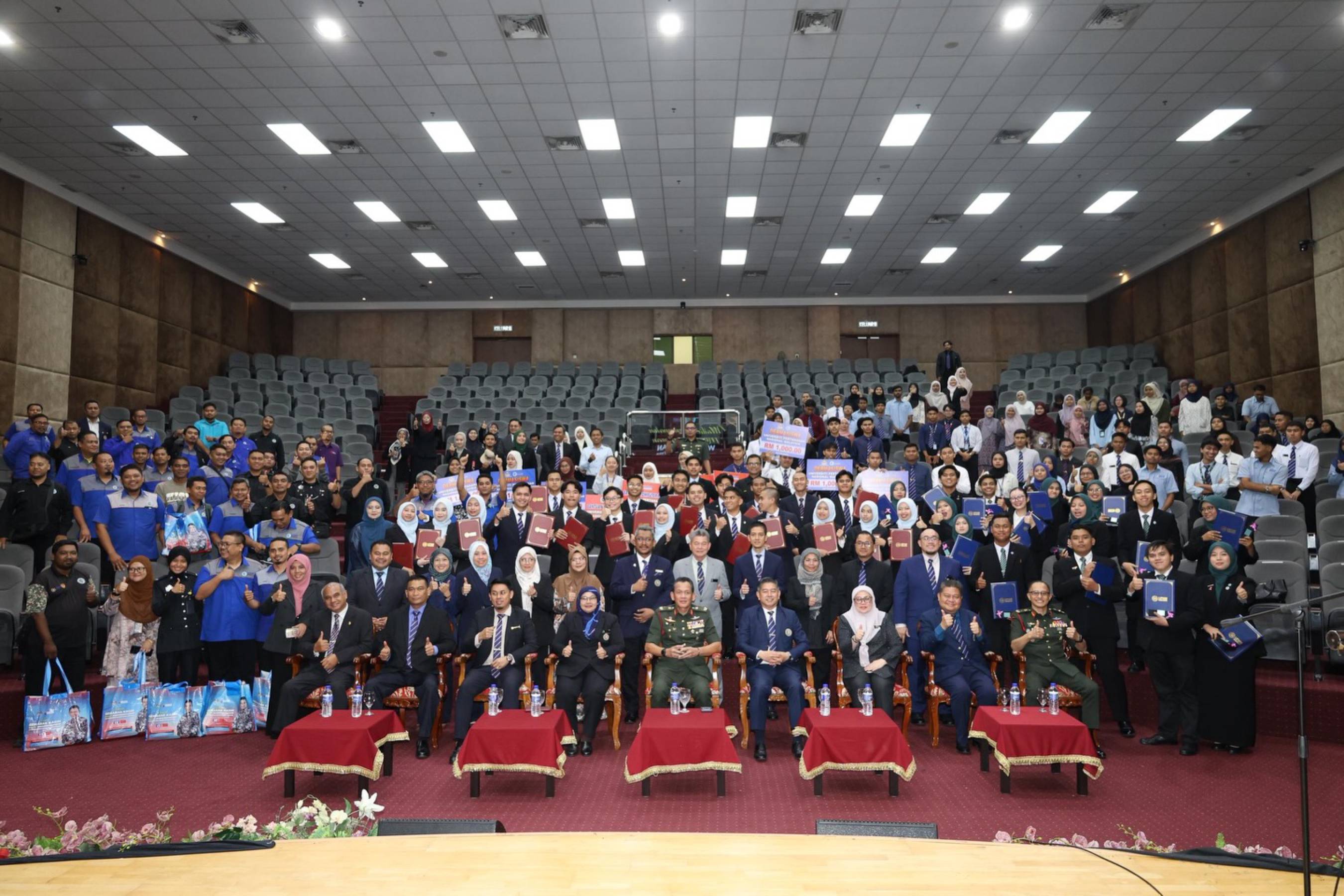UPNM Salur Bantuan Pendidikan kepada Pelajar, KDN Sumbang Bakul Makanan kepada Warga Kampus