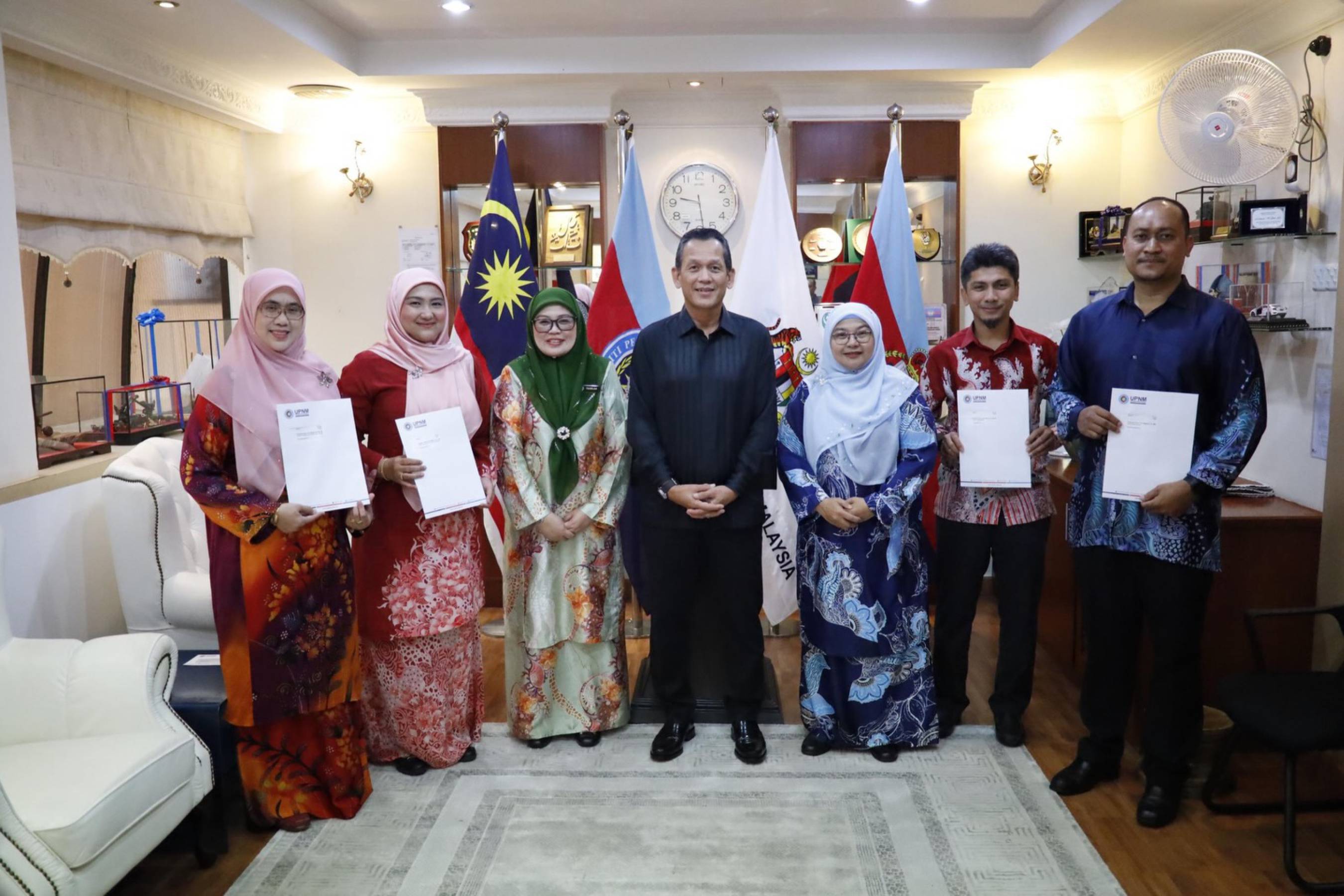 Empat nama. Satu simbol kepercayaan universiti kepada ilmu.