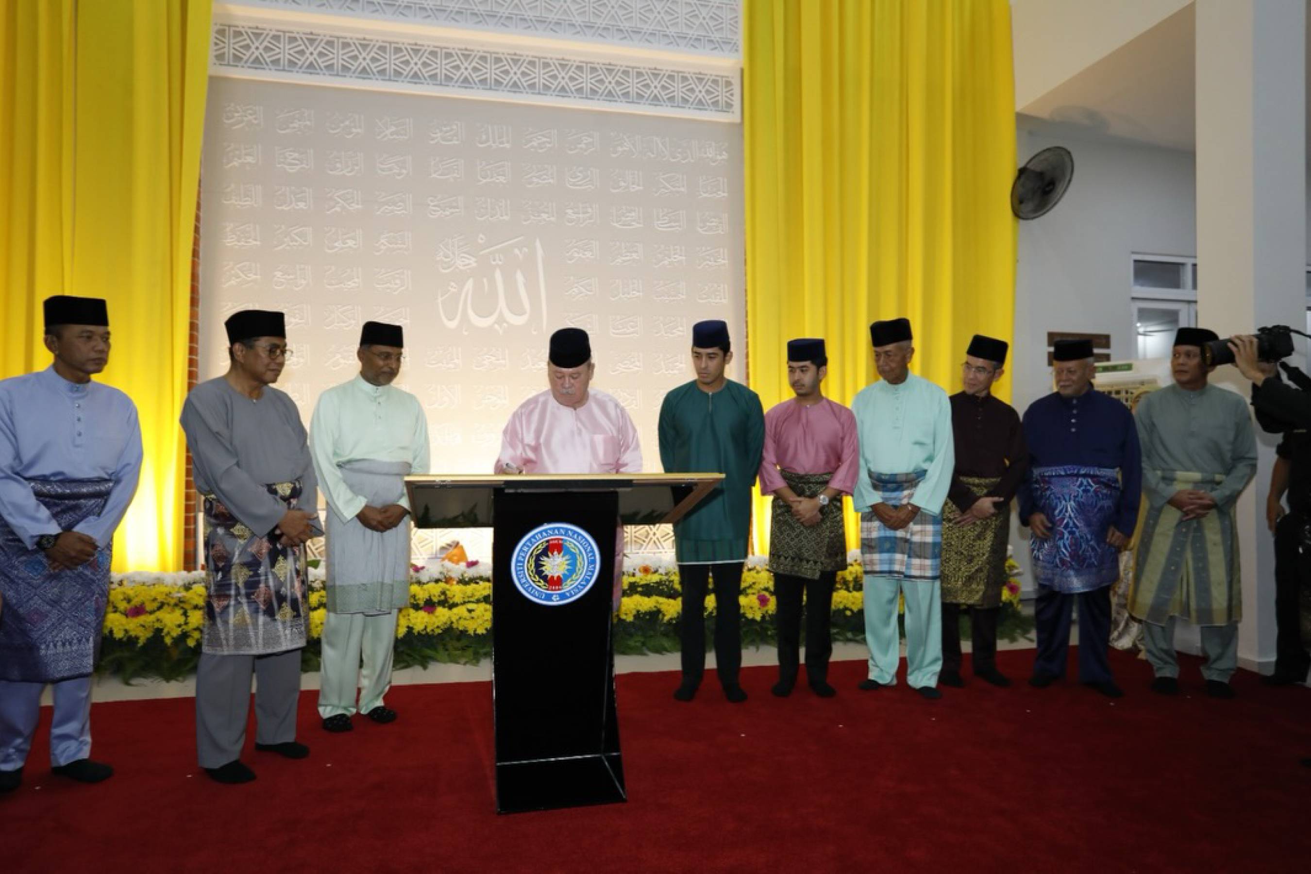 Daulat Tuanku. Bukan setiap hari sebuah universiti menerima keberangkatan Yang di-Pertuan Agong. Dan bukan setiap hari sebuah masjid dirasmikan dalam keberkatan Ramadan.